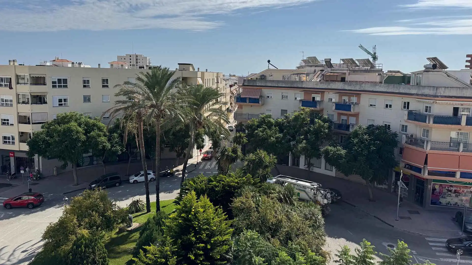 Vista exterior de Àtic en venda en Estepona amb Aire condicionat, Terrassa i Piscina