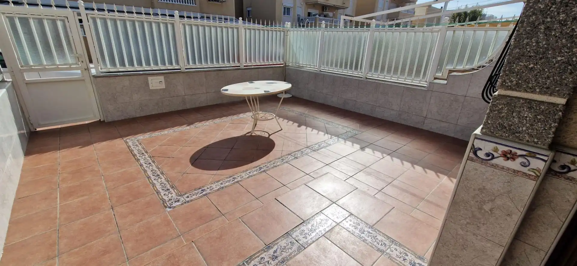 Terrasse von Einfamilien-Reihenhaus zum Verkauf in Santa Pola mit Klimaanlage, Terrasse und Balkon