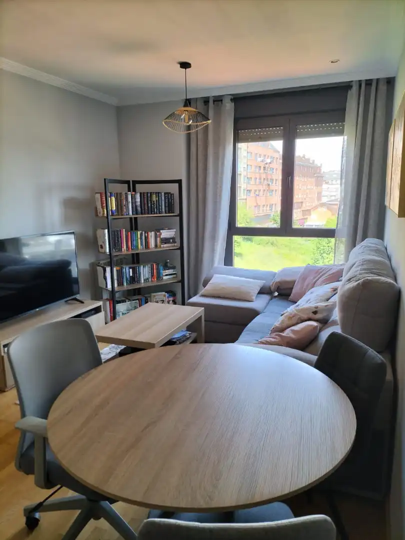 Sala d'estar de Apartament en venda en Oviedo  amb Calefacció, Parquet i Traster