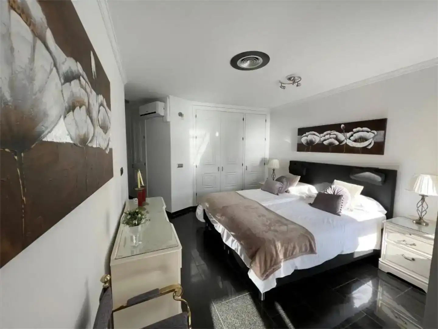Schlafzimmer von Dachboden zum Verkauf in Torrox mit Klimaanlage und Schwimmbad