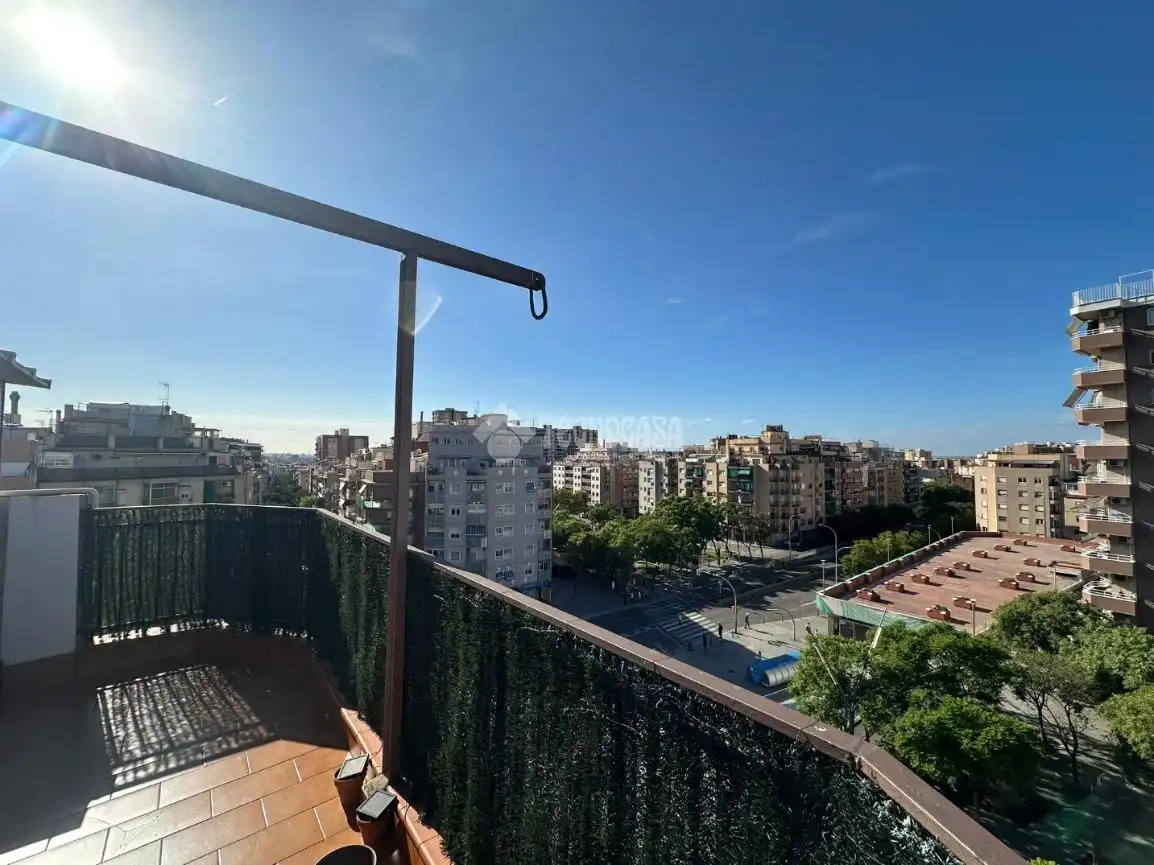 Vista exterior de Piso en venta en L'Hospitalet de Llobregat con Aire acondicionado, Terraza y Amueblado