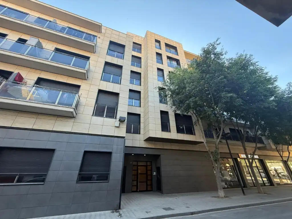 Vista exterior de Pis en venda en Figueres amb Aire condicionat, Calefacció i Moblat