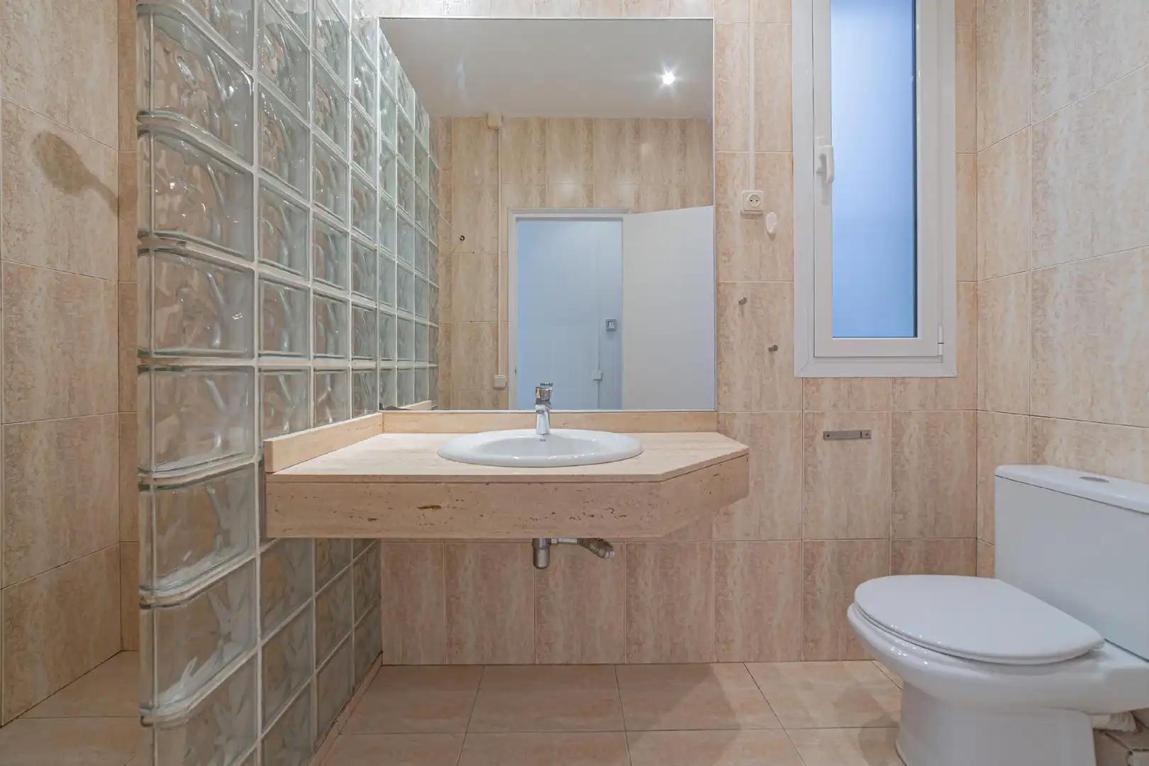 Bany de Apartament en venda en Barcelona amb Calefacció i Terrassa