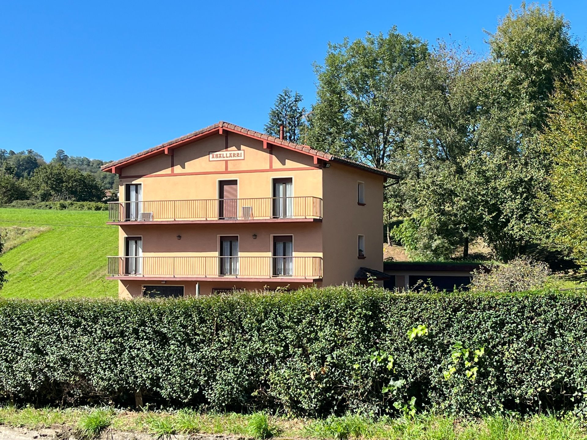 Außenansicht von Wohnung zum verkauf in Urnieta mit Heizung, Privatgarten und Terrasse
