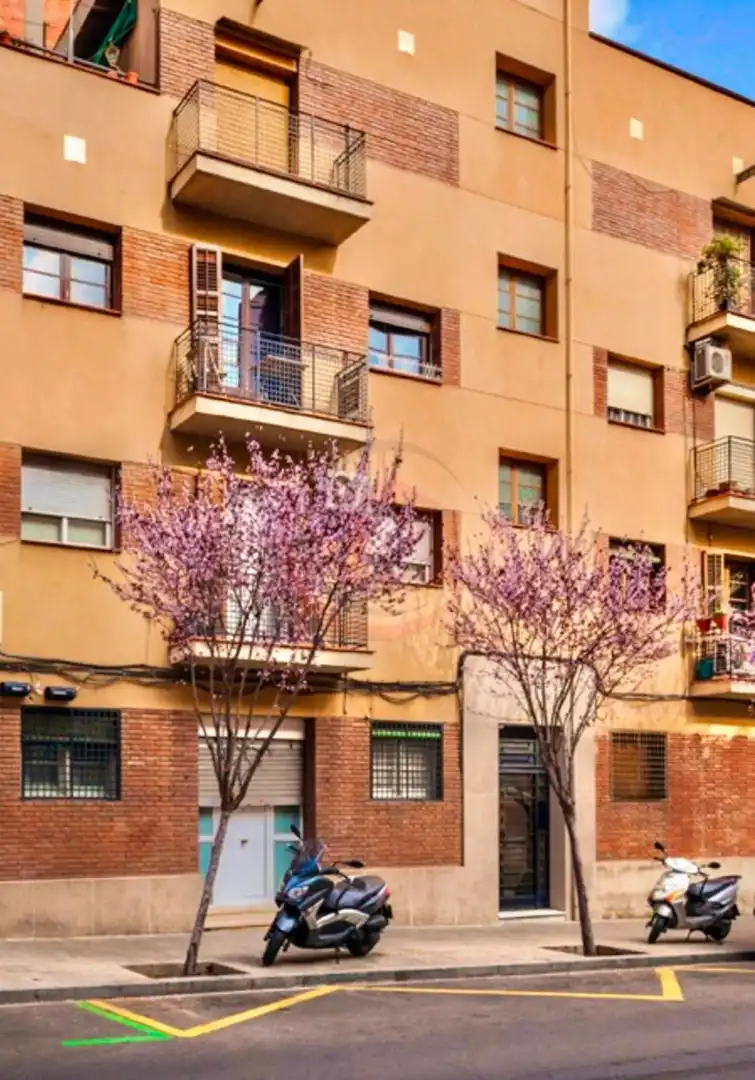 Vista exterior de Edificio en venta en L'Hospitalet de Llobregat