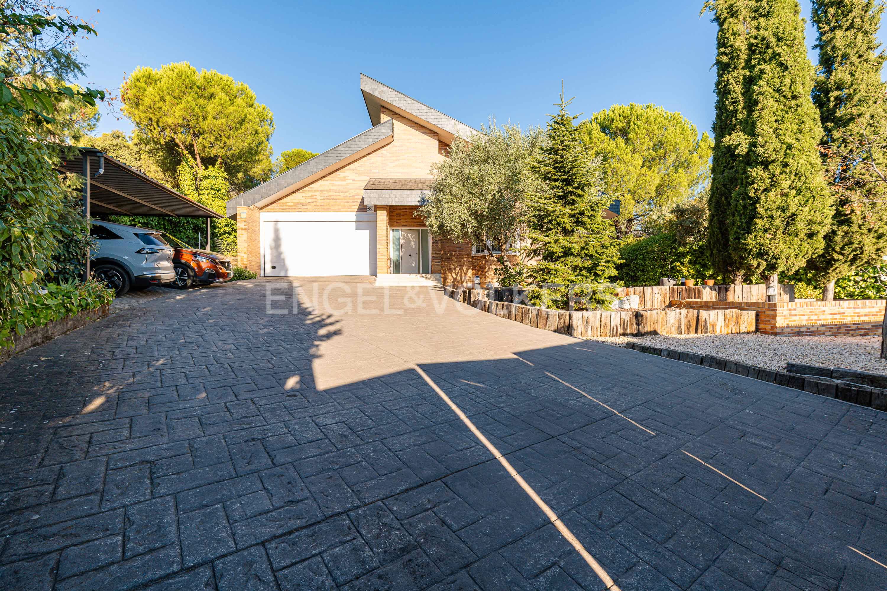 Vista exterior de Casa o xalet en venda en Torrelodones amb Aire condicionat, Calefacció i Jardí privat