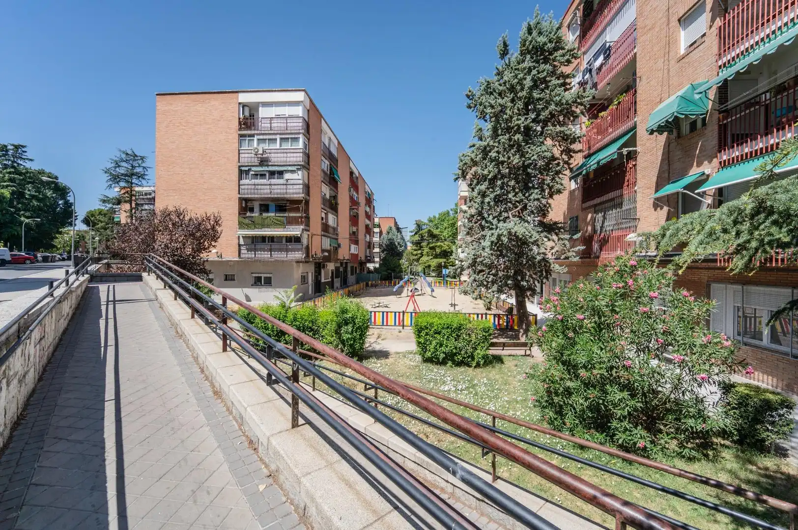 Vista exterior de Pis en venda en Madrid amb Aire condicionat, Calefacció i Jardí privat
