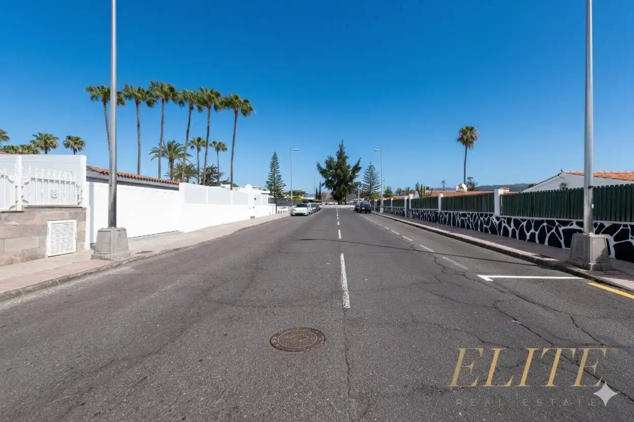 Exterior view of Detached homes for sale in San Bartolomé de Tirajana  with Air Conditioner, Private garden and Parquet flooring