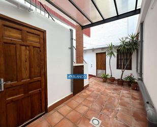 Vista exterior de Casa o xalet en venda en L'Hospitalet de Llobregat amb Calefacció, Terrassa i Traster