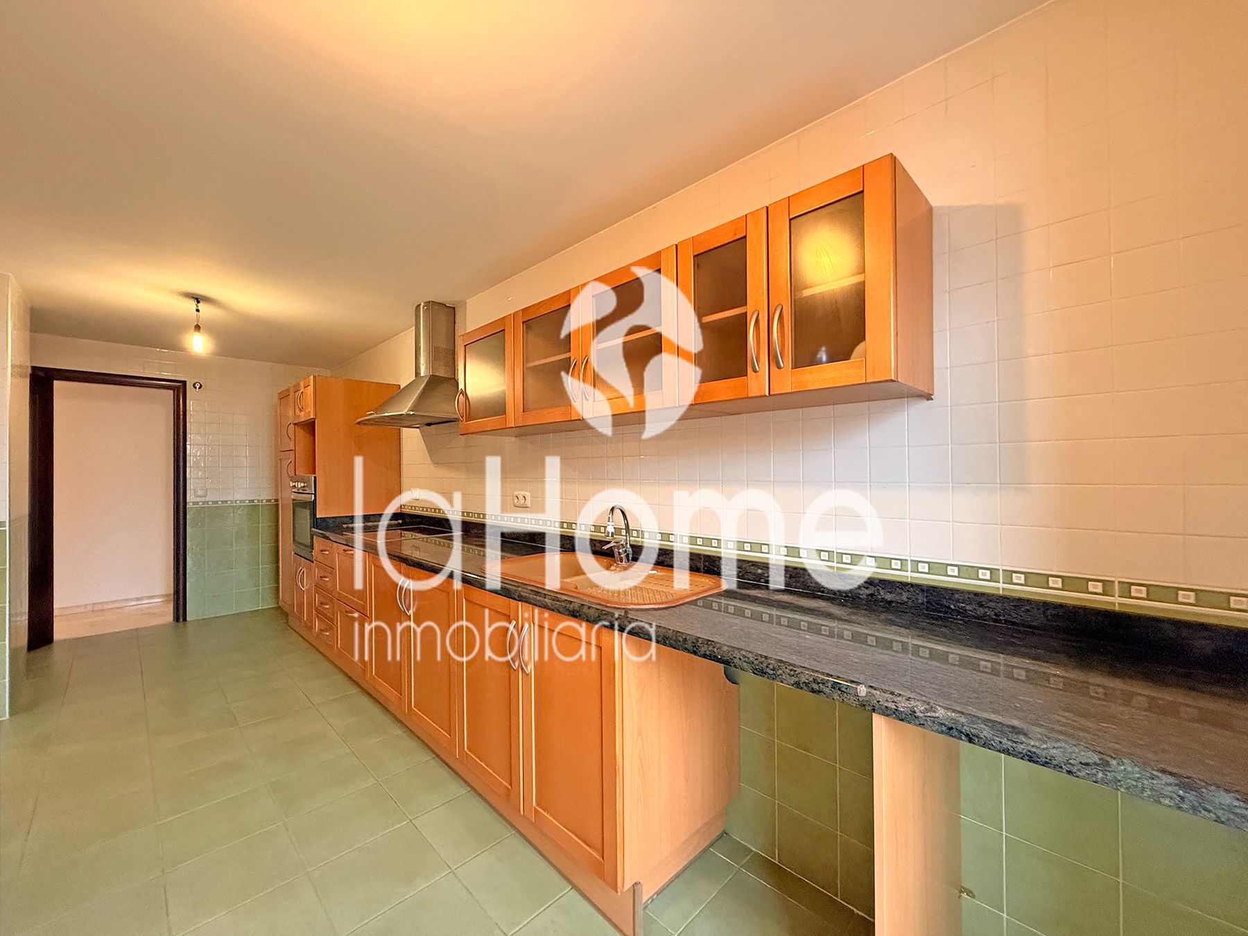 Küche von Wohnung zum verkauf in Riba-roja de Túria mit Abstellraum, Ofen und Balkon