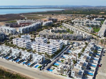 Àtic d'obra nova amb piscina en venda a Avinguda el Fenoll