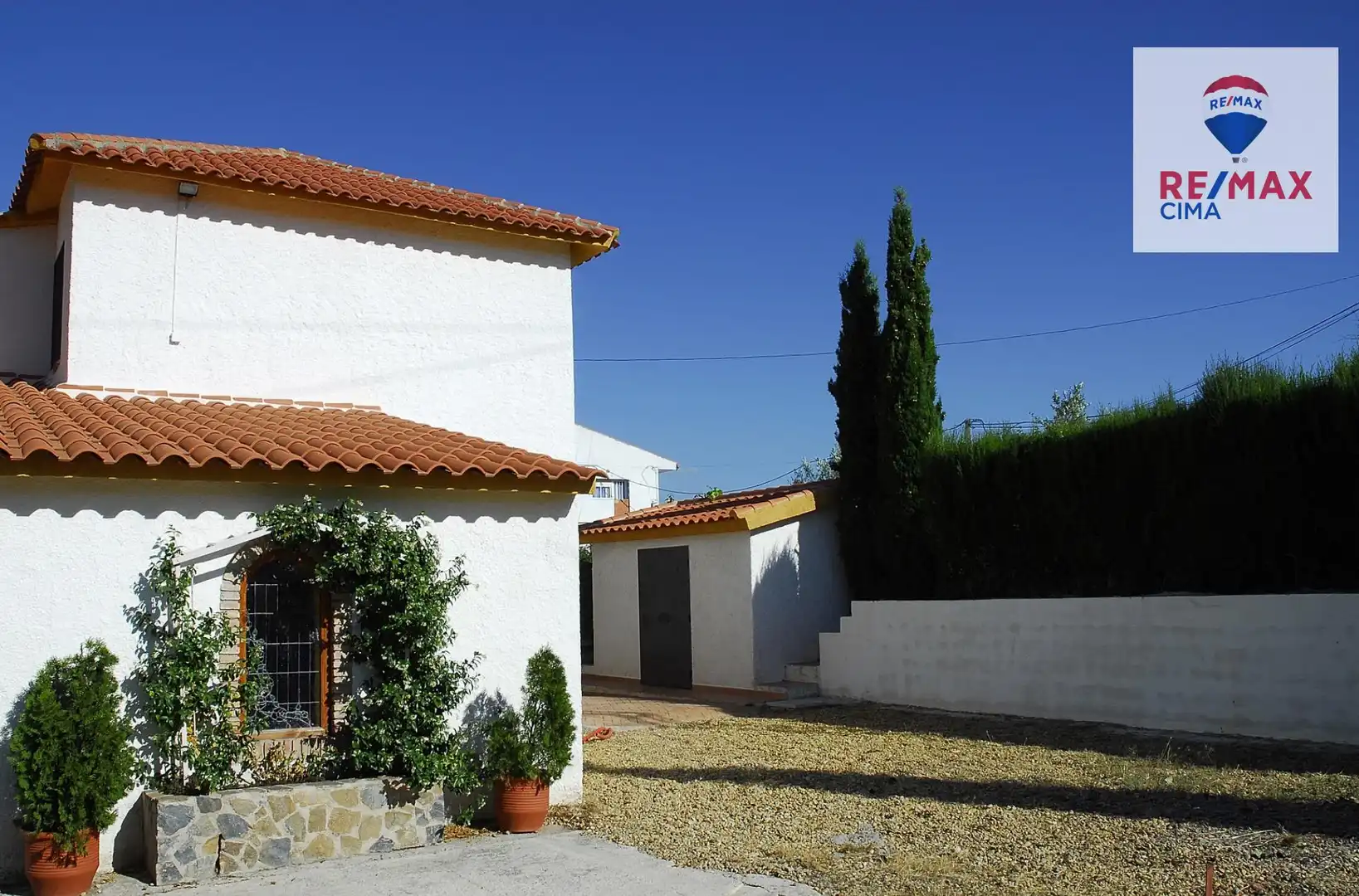 Vista exterior de Casa o xalet en venda en Baza amb Aire condicionat, Calefacció i Jardí privat