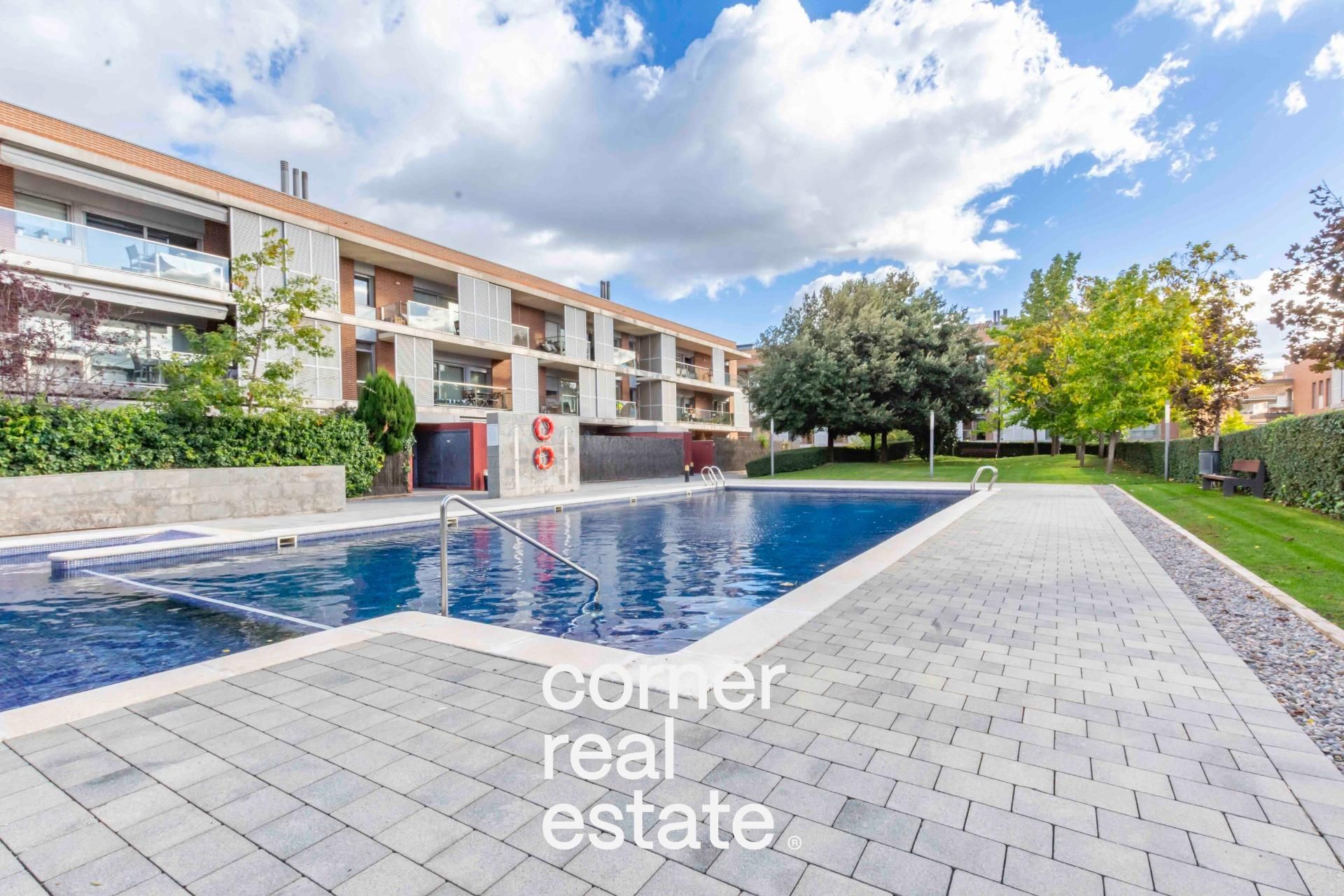 Exterior view of Planta baja for sale in Sant Cugat del Vallès  with Air Conditioner, Heating and Parquet flooring