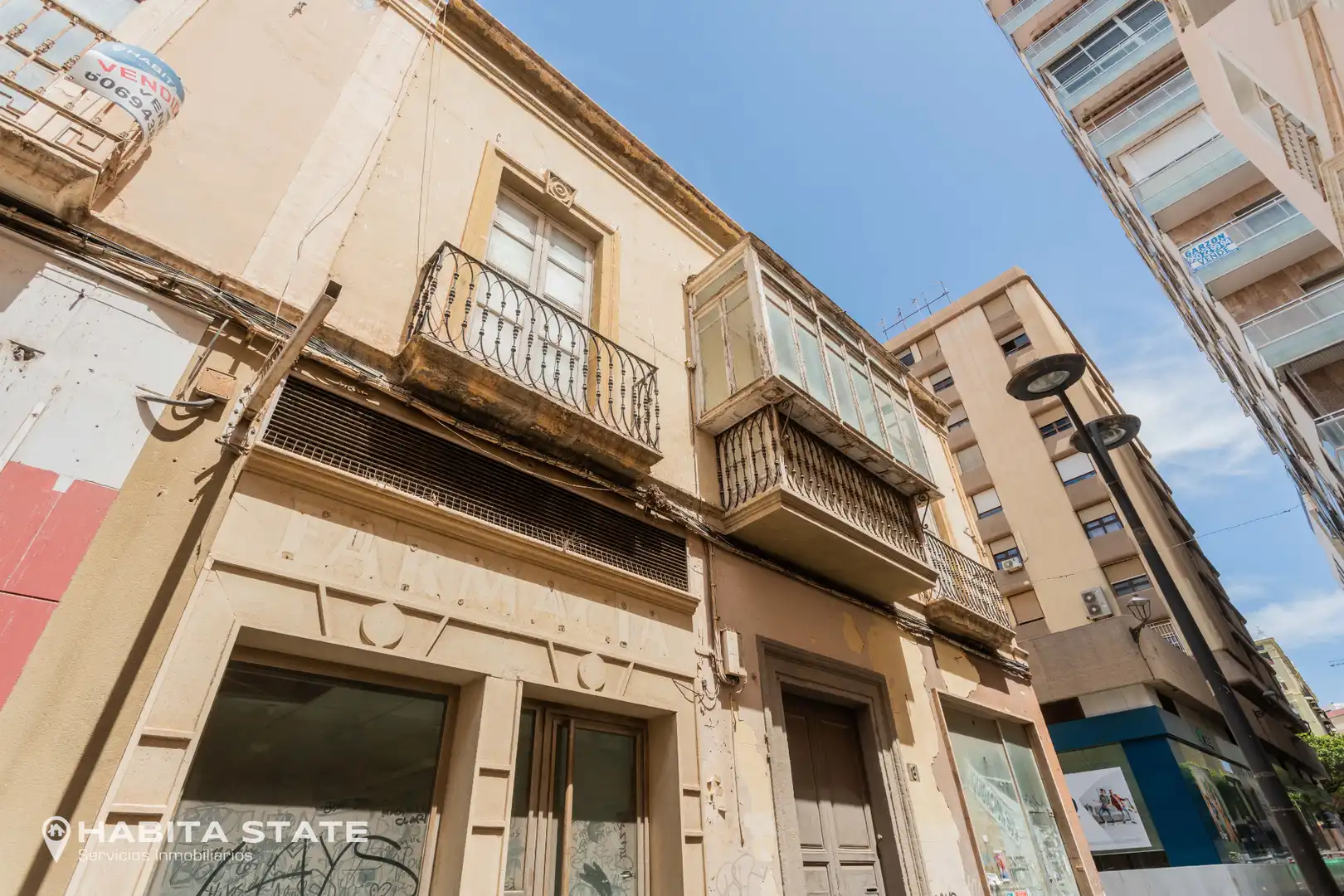 Vista exterior de Edifici en venda en Almería