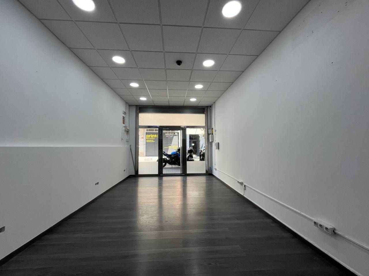 Local de lloguer en L'Hospitalet de Llobregat amb Aire condicionat i Alarma