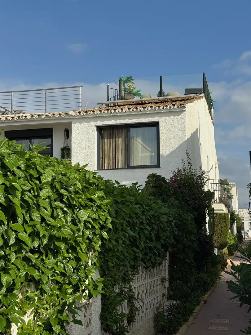 Vista exterior de Casa adosada en venda en Estepona