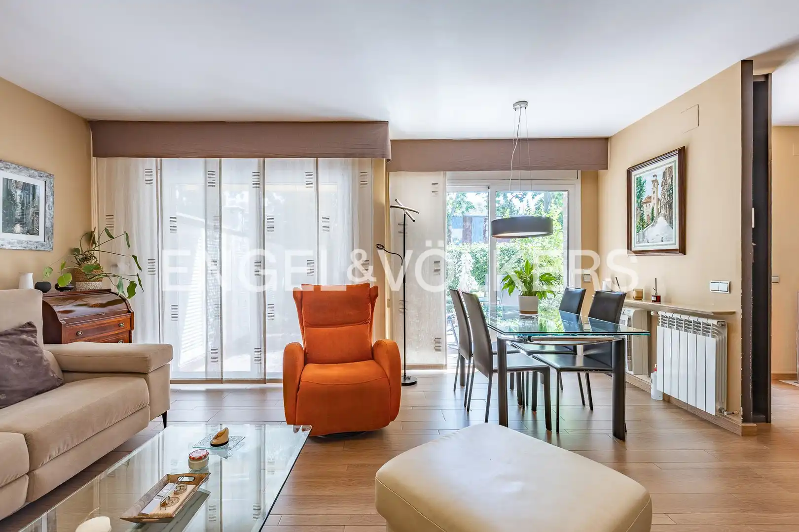 Sala d'estar de Casa o xalet en venda en Cerdanyola del Vallès amb Aire condicionat, Calefacció i Jardí privat