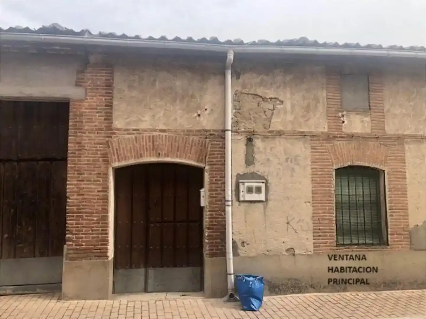 Vista exterior de Casa adosada en venda en Navas de Oro amb Jardí privat, Traster i Moblat