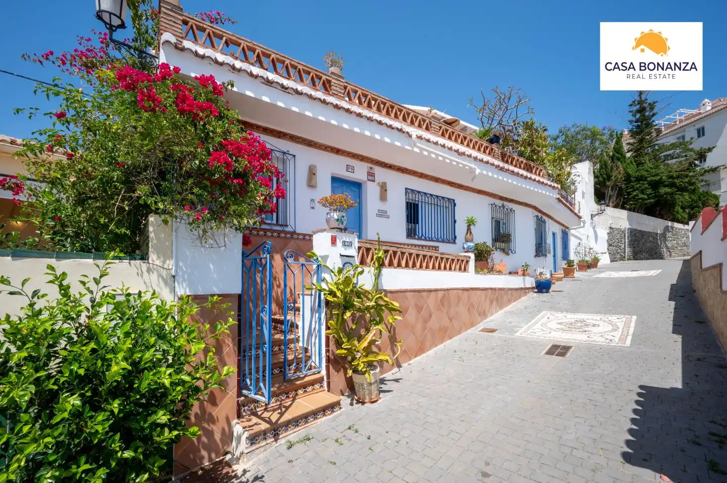 Vista exterior de Casa o chalet en venta en Almuñécar con Terraza, Piscina y Amueblado