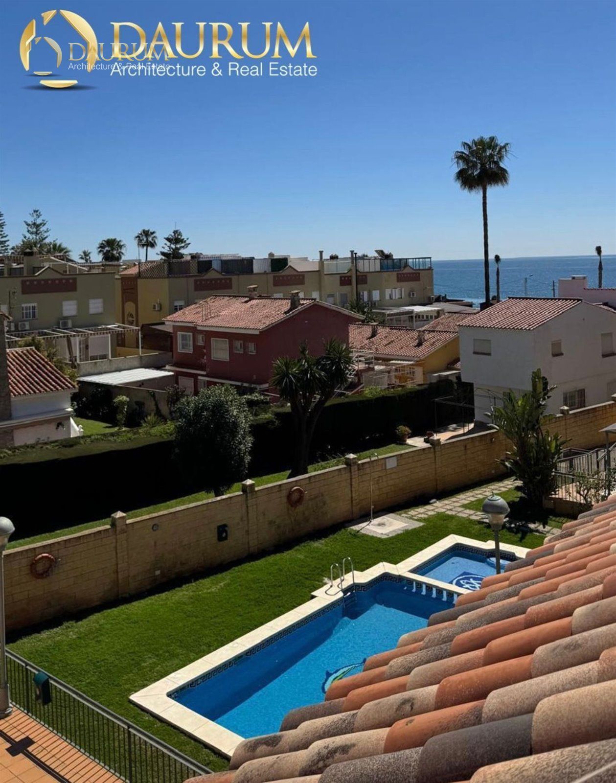 Vista exterior de Casa o xalet en venda en Rincón de la Victoria amb Aire condicionat, Piscina i Piscina comunitària