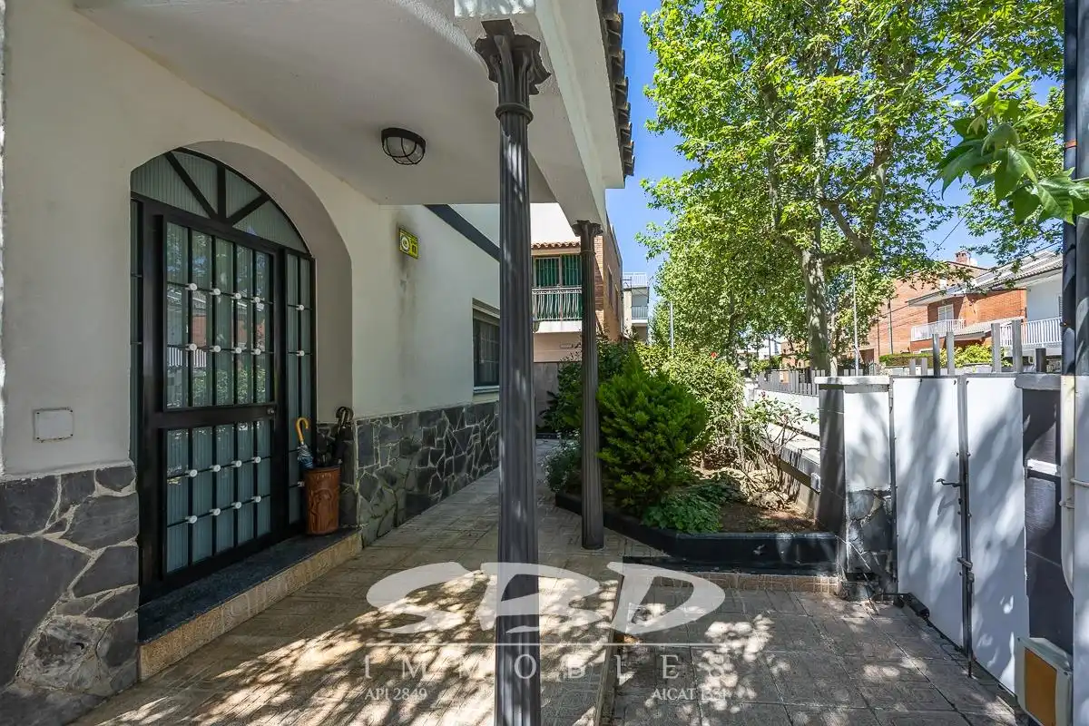 Vista exterior de Casa o xalet en venda en Barberà del Vallès amb Aire condicionat, Calefacció i Terrassa