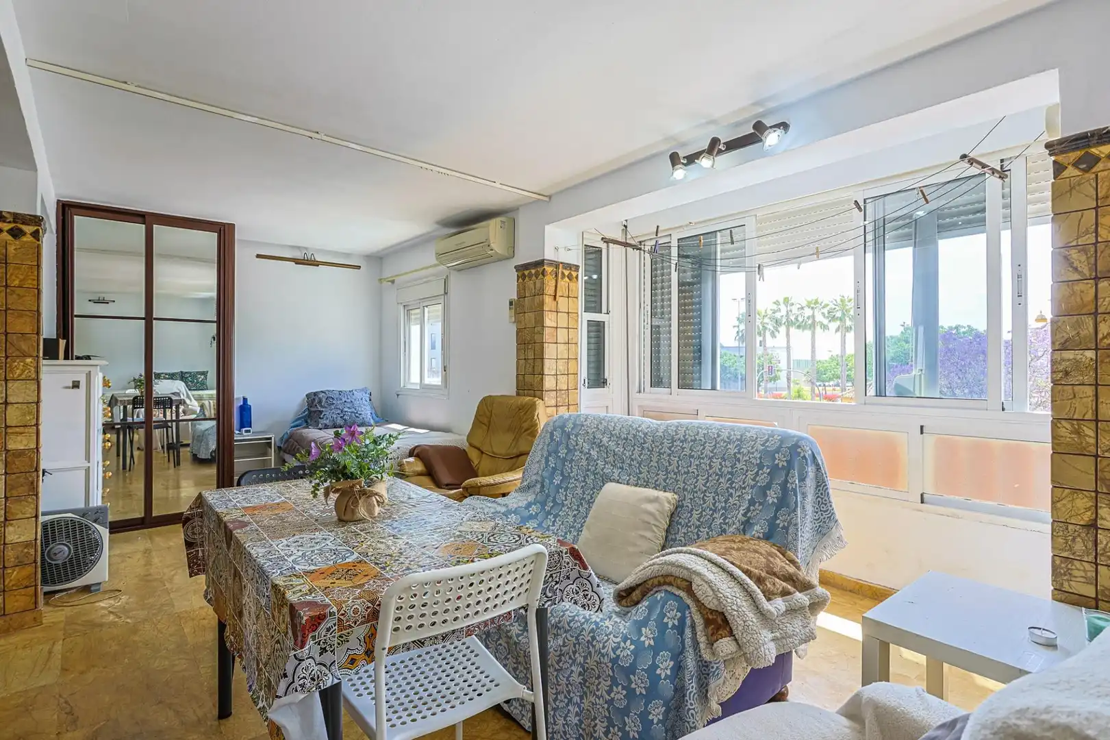 Living room of Flat for sale in Sevilla  with Air Conditioner and Balcony