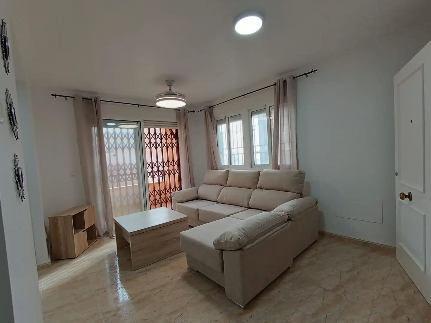 Sala de estar de Dúplex en venta en Águilas con Trastero, Amueblado y Balcón