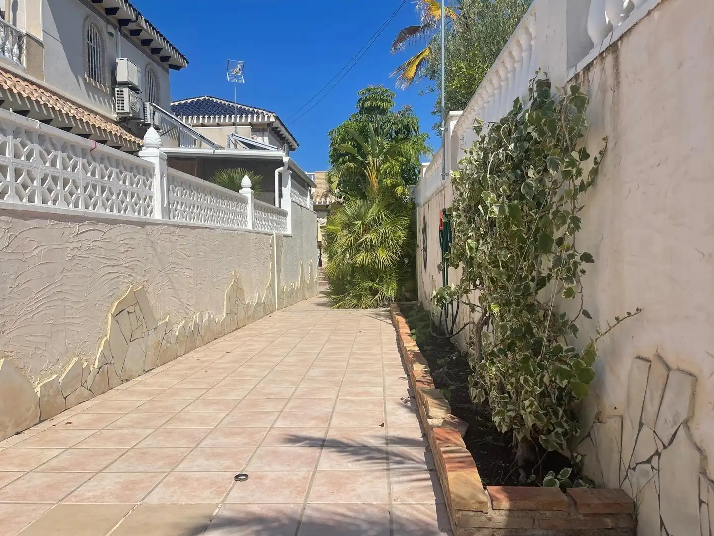 Vista exterior de Casa adosada en venda en Torrevieja amb Aire condicionat, Calefacció i Jardí privat