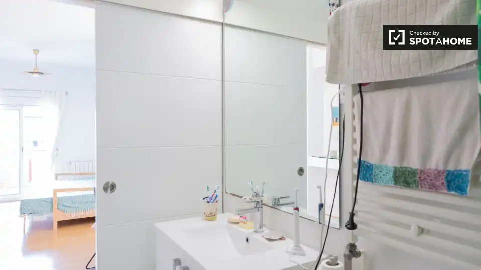 Bany de Apartament per a compartir en Barcelona amb Aire condicionat, Calefacció i Terrassa