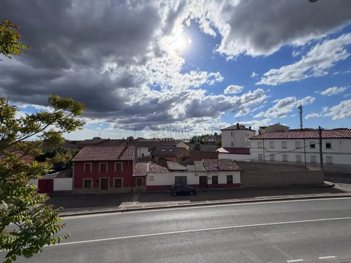 Außenansicht von Wohnung zum Verkauf in Valencia de Don Juan mit Heizung, Parkett und Terrasse