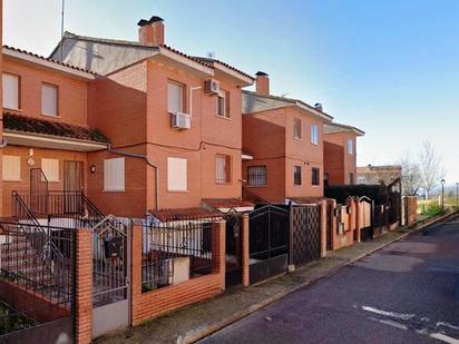 Exterior view of Single-family semi-detached for sale in Quismondo  with Air Conditioner, Heating and Private garden