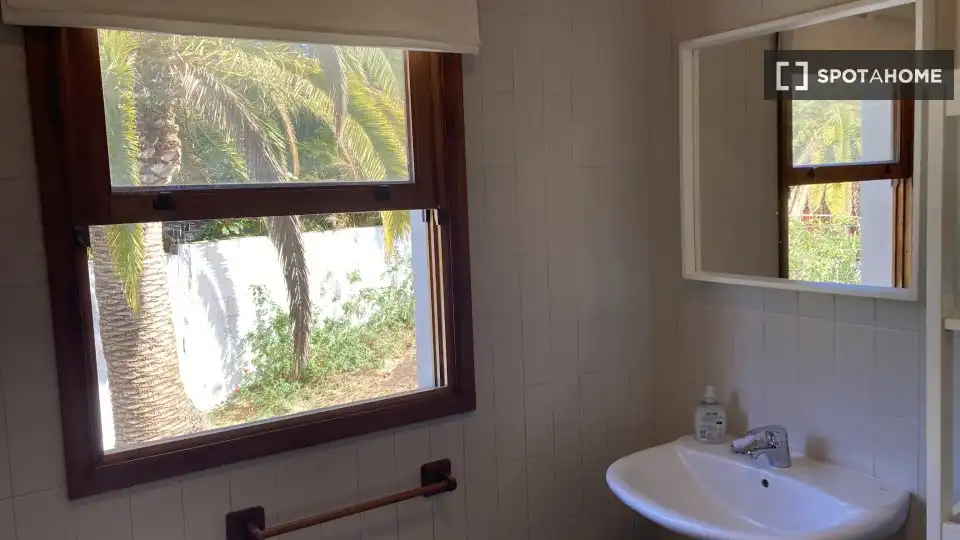 Bathroom of Apartments for share in Tacoronte  with Air Conditioner, Terrace and Furnished