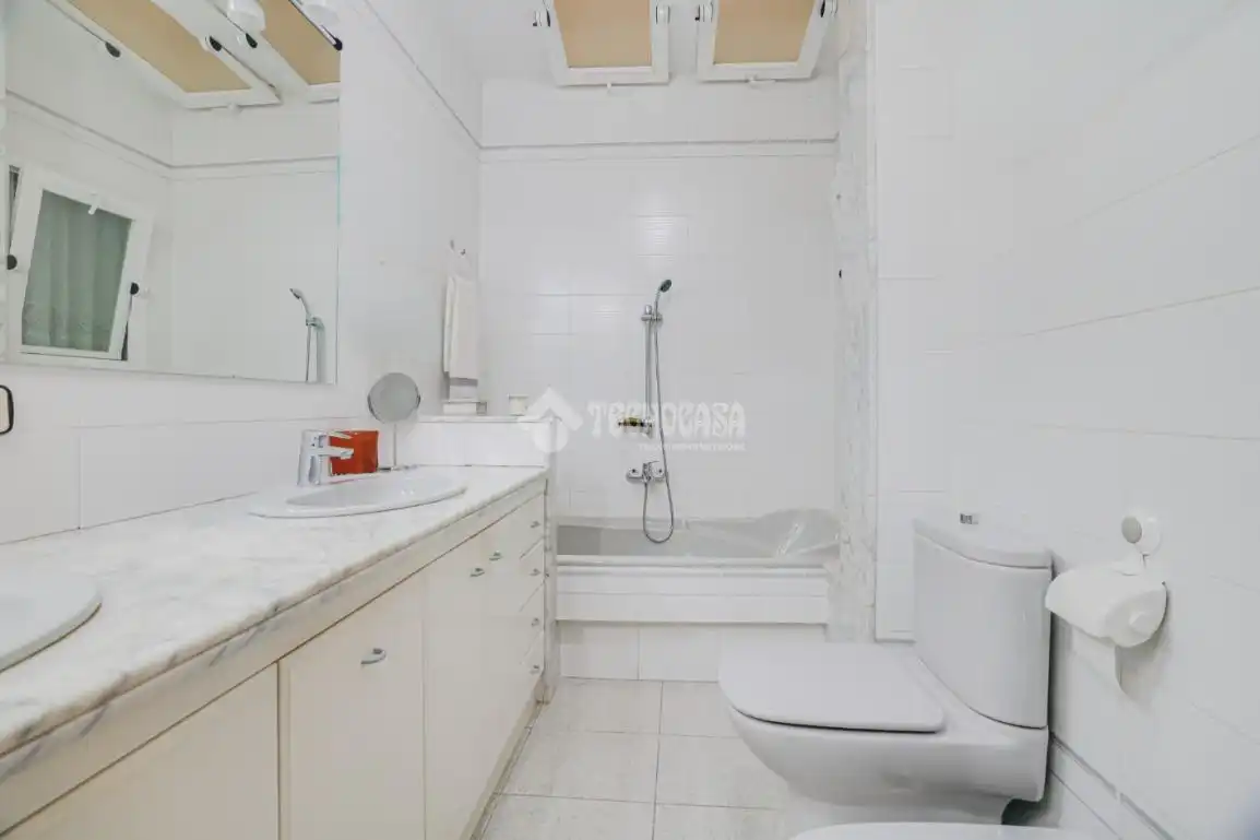 Badezimmer von Einfamilien-Reihenhaus zum Verkauf in Terrassa mit Terrasse
