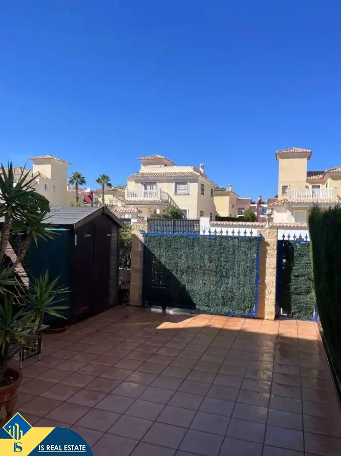 Vista exterior de Casa adosada en venta en Guardamar del Segura con Aire acondicionado, Calefacción y Jardín privado