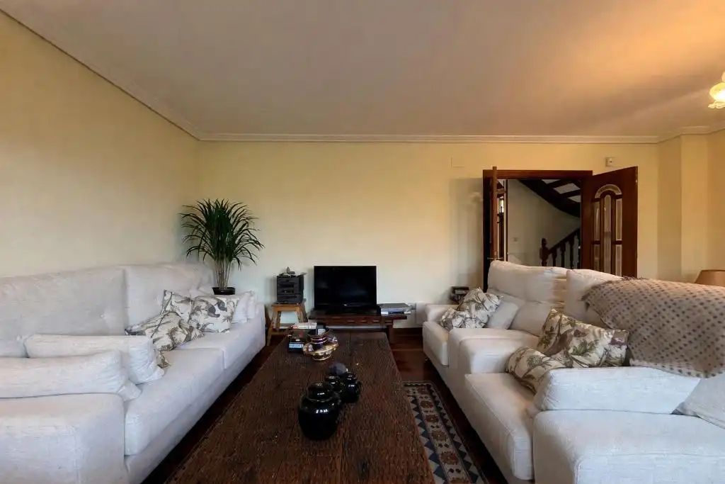 Sala d'estar de Casa o xalet en venda en Torrelavega  amb Calefacció, Jardí privat i Traster