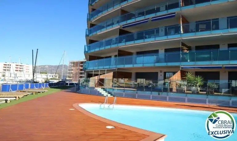 Piscina de Apartament en venda en Roses amb Aire condicionat, Terrassa i Moblat