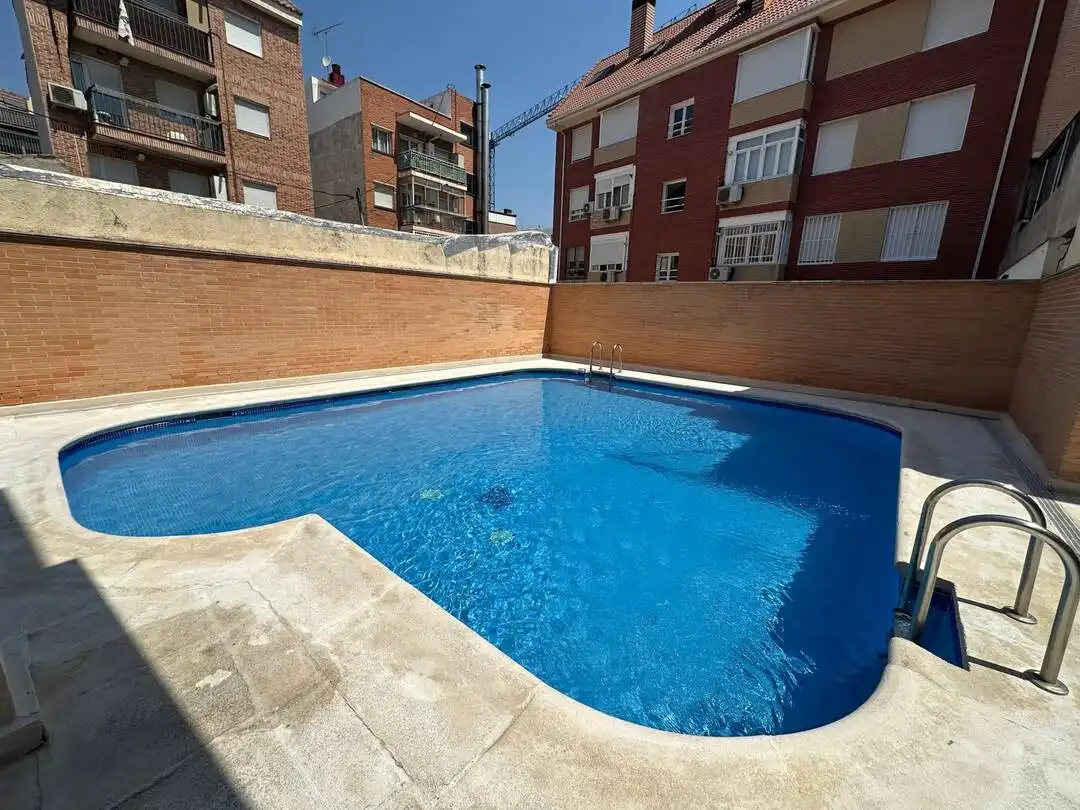 Piscina de Pis de lloguer en Madrid amb Calefacció, Jardí privat i Terrassa