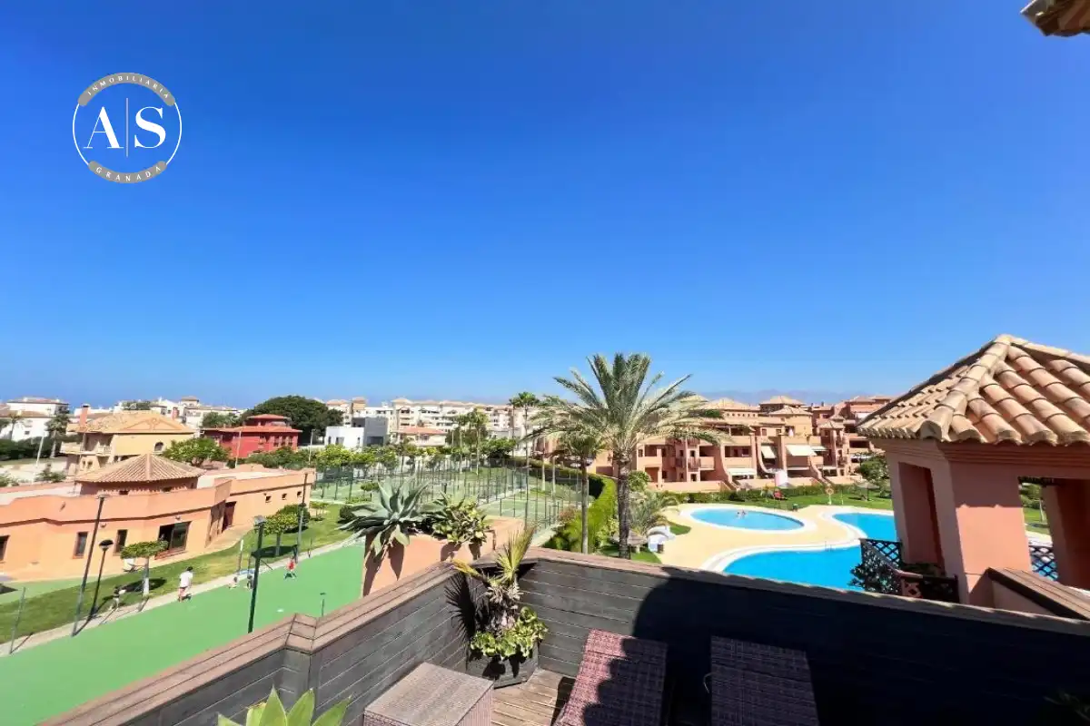 Vista exterior de Àtic en venda en Motril amb Aire condicionat, Terrassa i Piscina comunitària