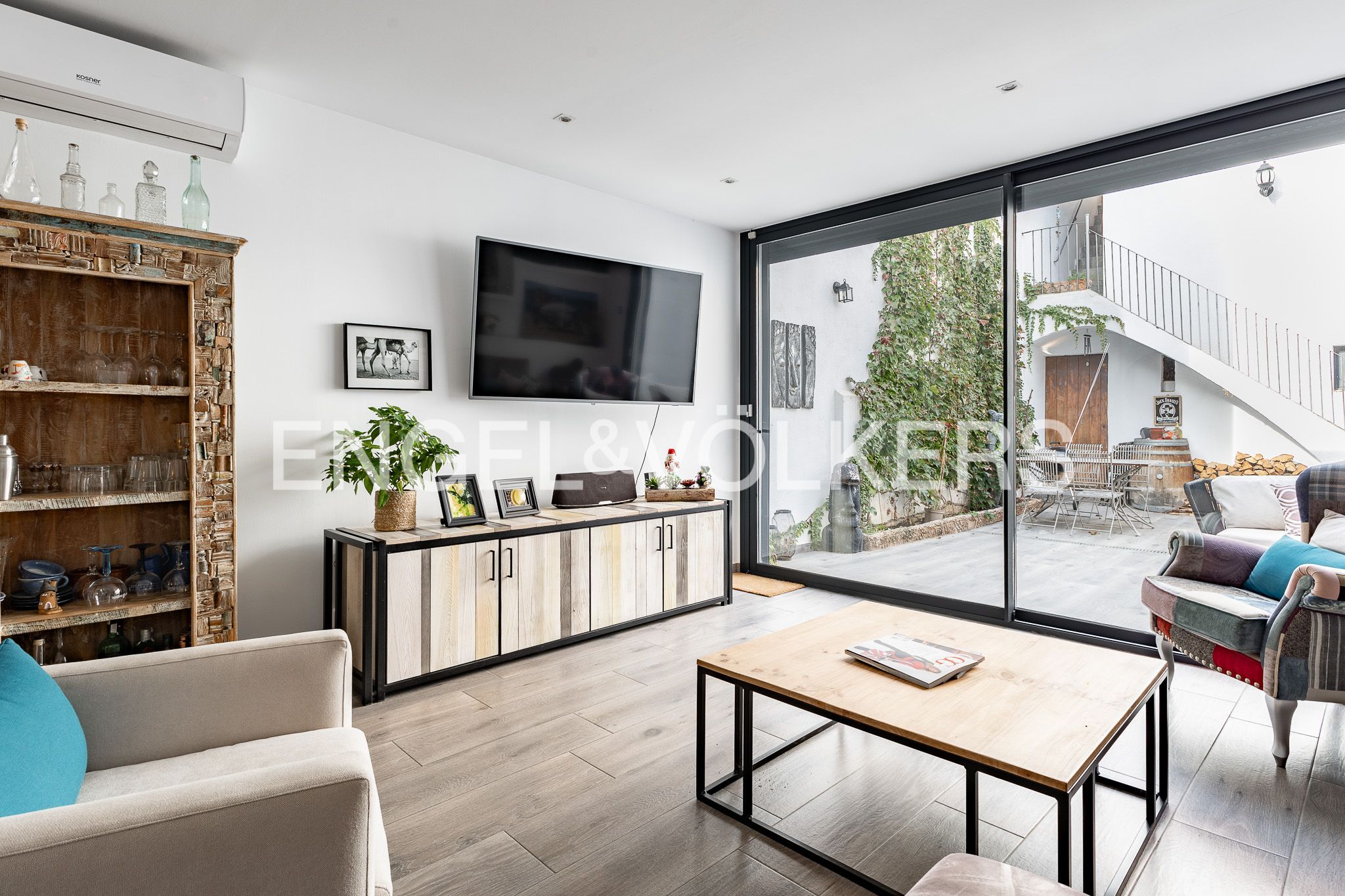 Sala d'estar de Casa o xalet en venda en Mataró amb Aire condicionat, Calefacció i Parquet