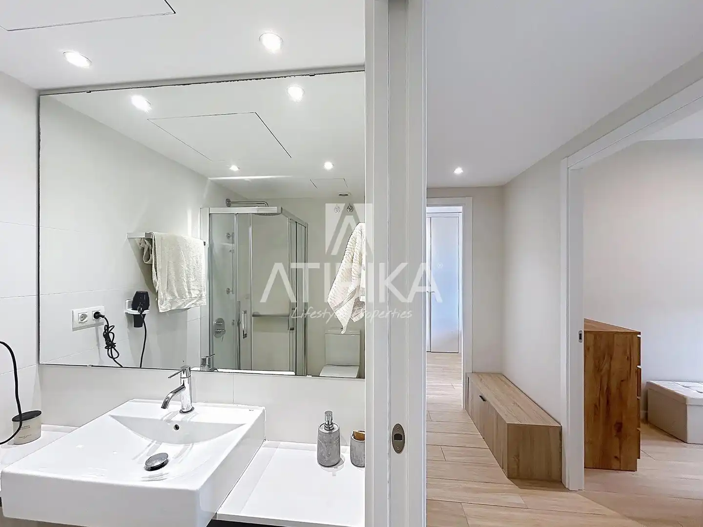 Bathroom of Flat for rent in Barcelona  with Air Conditioner, Parquet flooring and Terrace