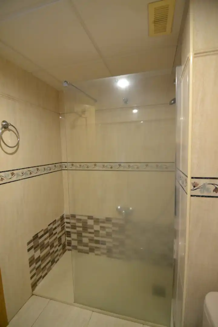 Badezimmer von Einfamilien-Reihenhaus zur Miete in Plasencia mit Klimaanlage, Heizung und Terrasse