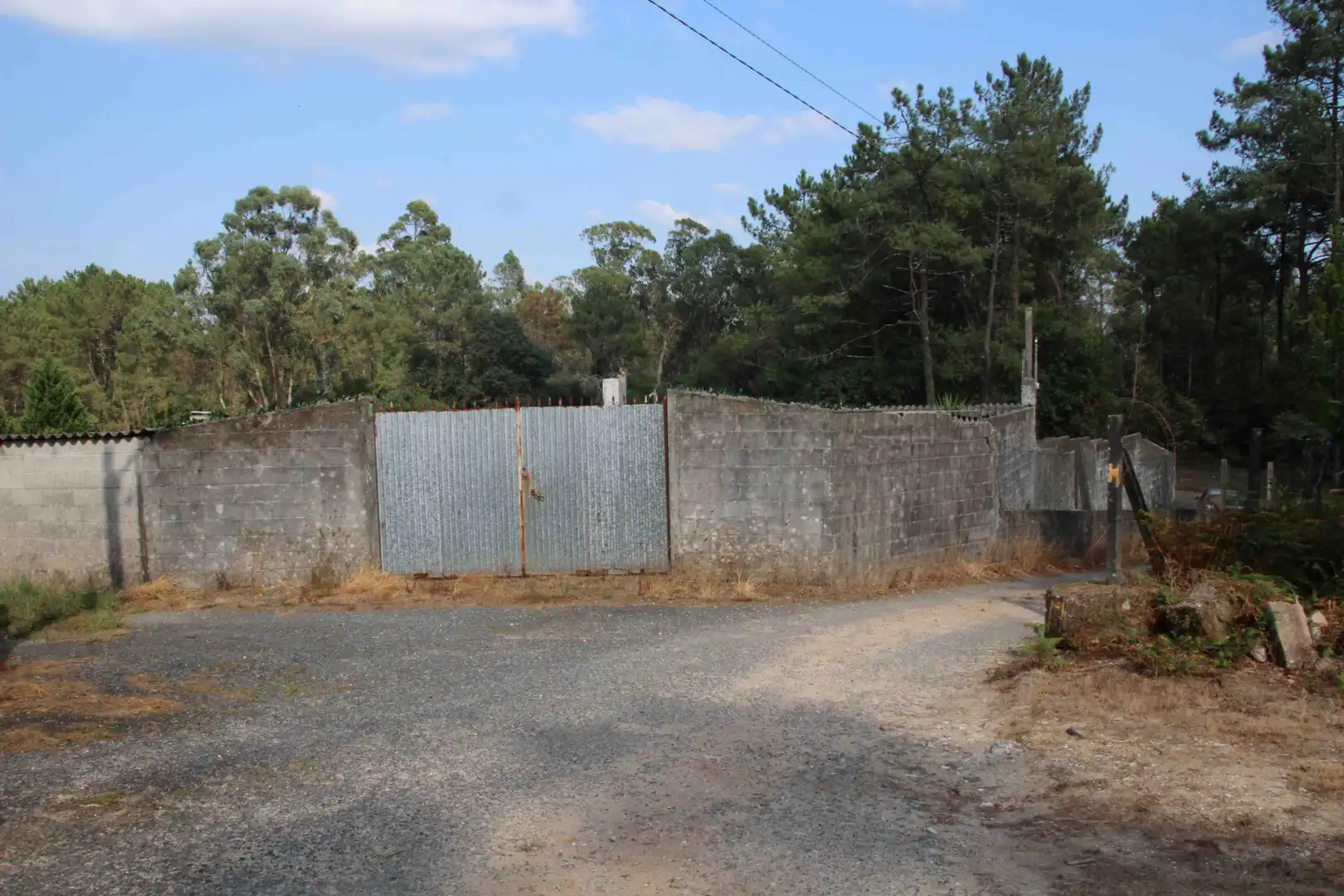 Vista exterior de Nave industrial en venta en Brión