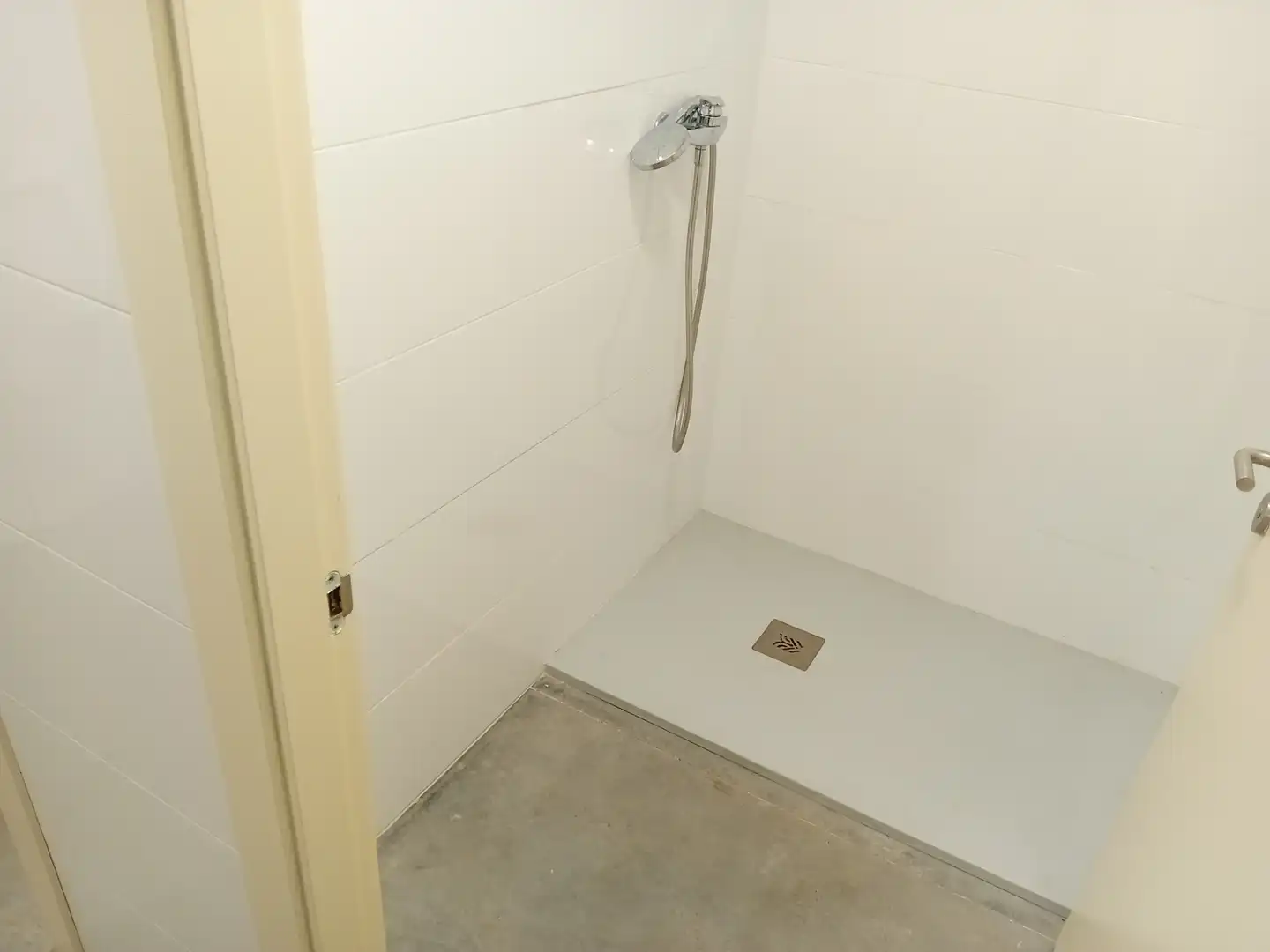 Baño de Nave industrial de alquiler en Girona con Alarma