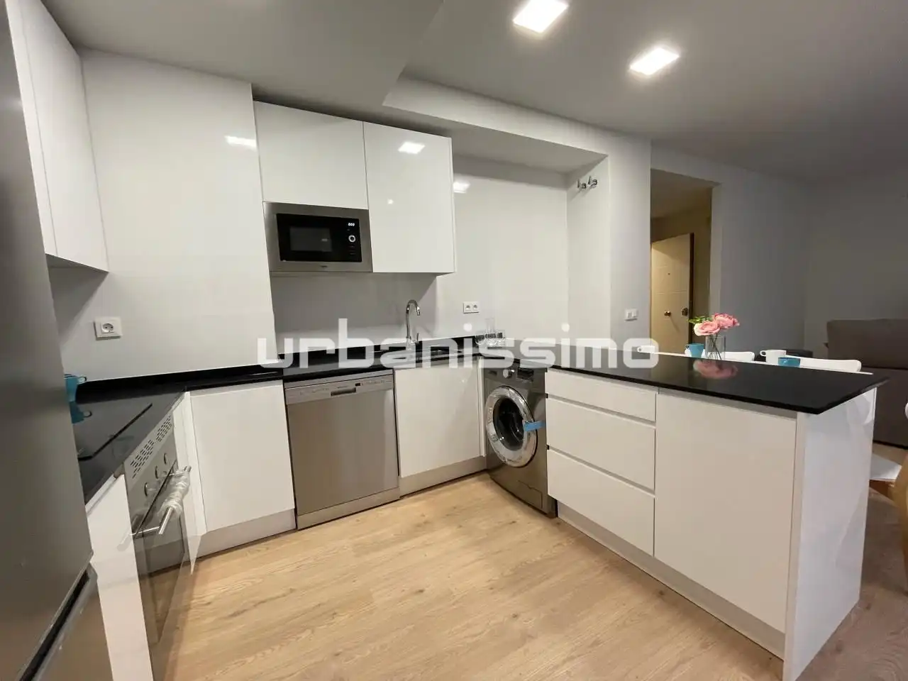 Cuina de Apartament de lloguer en Madrid amb Aire condicionat, Calefacció i Moblat