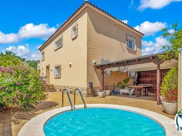 Casa con piscina in vendita a Calle MAS NOU 2