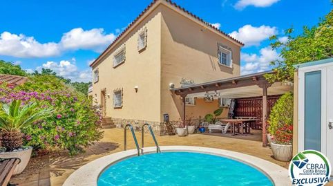 MAS NOU Amplia casa con 4 dormitorios, garaje privado,  jardín,  terrazas y relajante jacuzzi