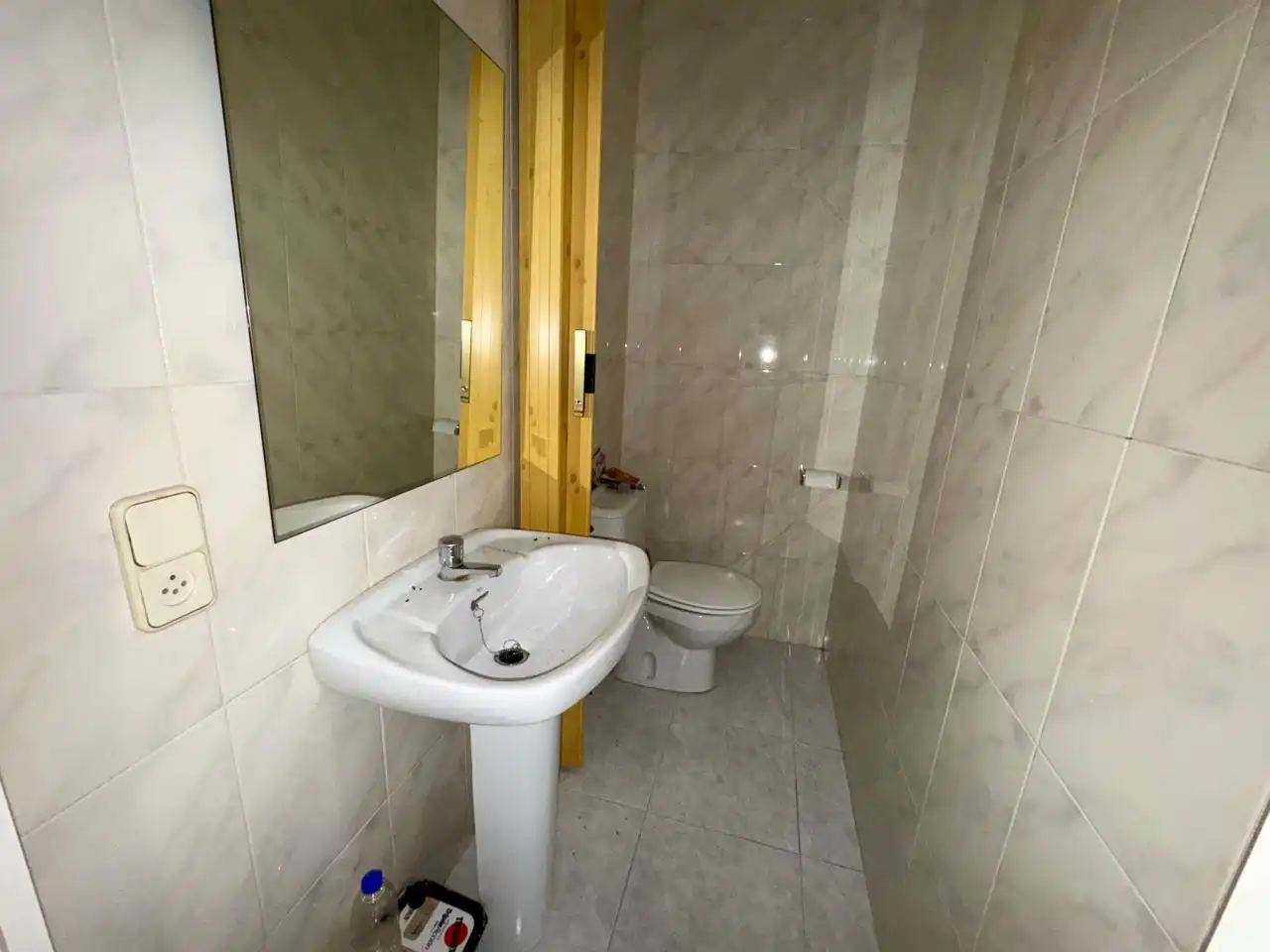 Baño de Casa adosada en venta en Montcada i Reixac con Aire acondicionado, Terraza y Trastero