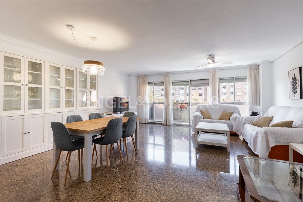 Vista exterior de Apartamento de alquiler en  Valencia Capital con Calefacción, Terraza y Amueblado