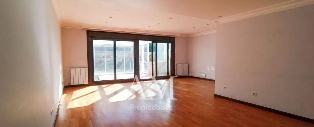 Sala d'estar de Casa o xalet en venda en Vigo  amb Calefacció, Jardí privat i Terrassa