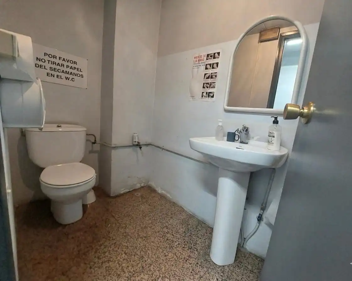 Badezimmer von Fabrikhallen zur Miete in Rubí